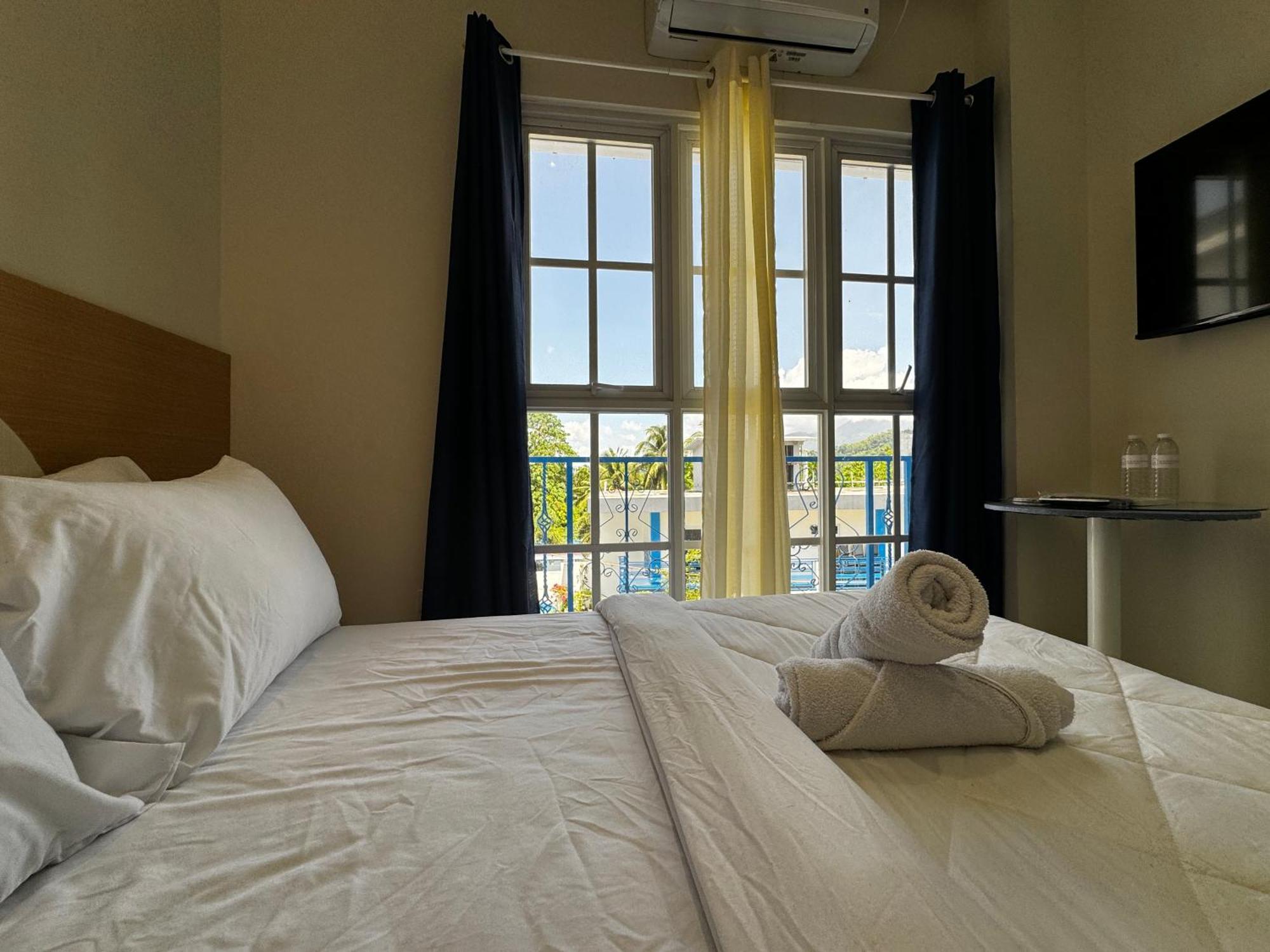 Bernese Resort Hotel Powered By Cocotel Ligao 客房 照片